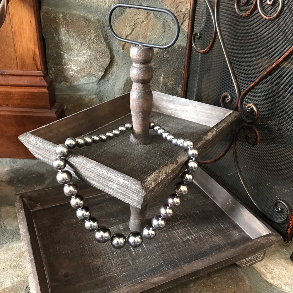 Metallic pearl necklace